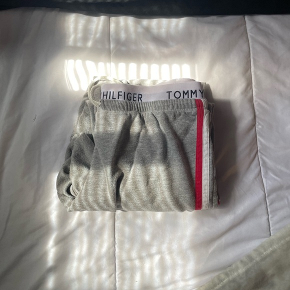Tommy Hilfiger sweats - Picture 2 of 2